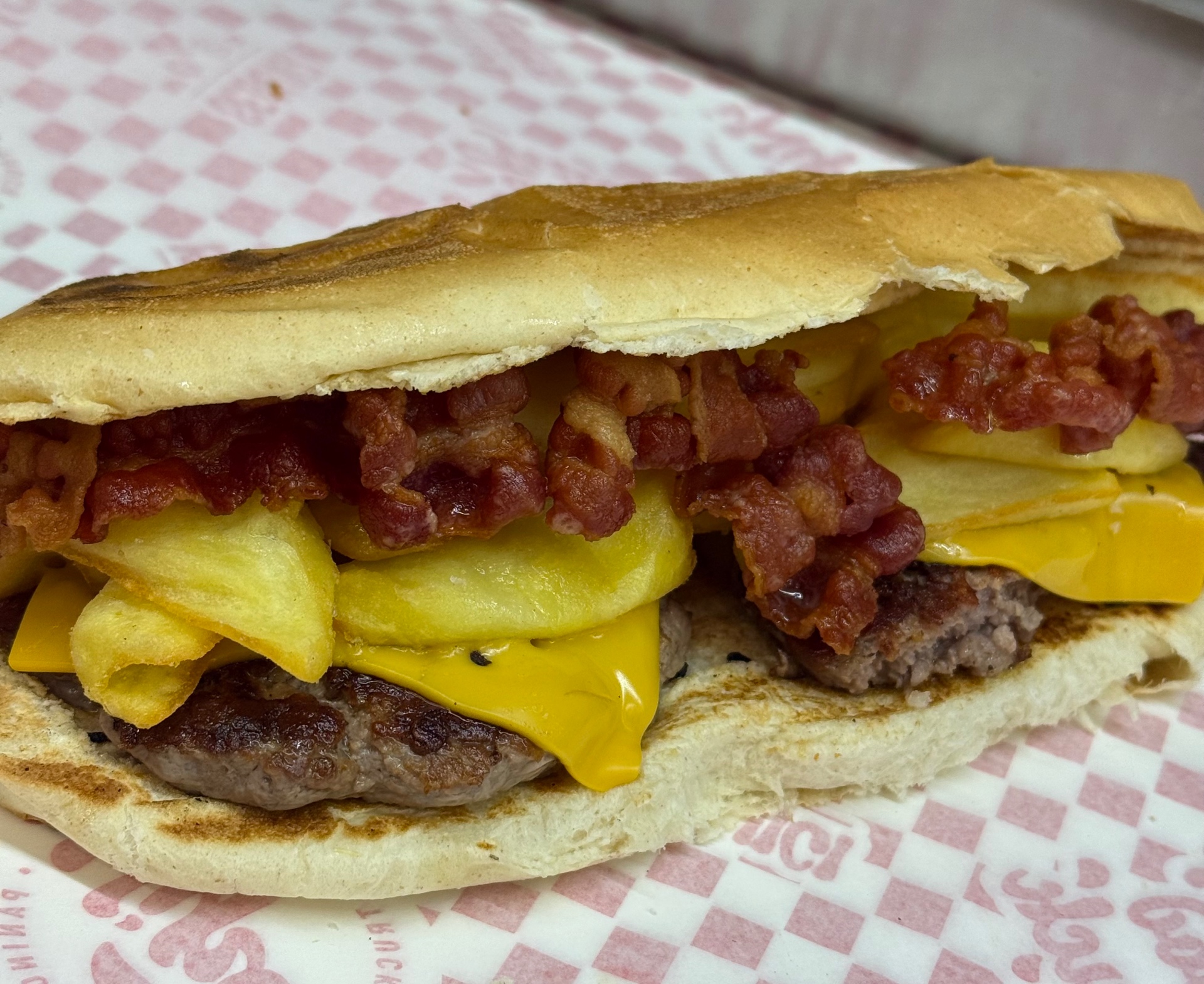 Hamburger — Bacon · Cheddar · Patatine